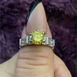 NWOT Canary Stone And Crystal Ring. Size 7 Gorgeous great for the Holidays!